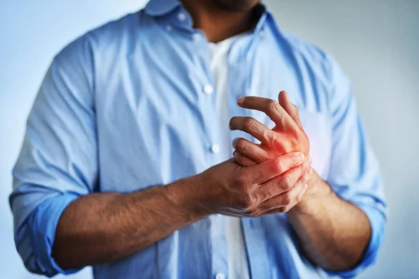 手部疼痛可能是腕管综合症的症状 一个身份不明的商人手上拿着止痛药拍的特写镜头 — 图库照片