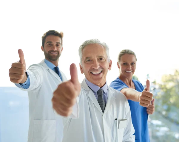 ここでは 再び100健康を願っています 親指を立てる医療従事者の集団の肖像画 — ストック写真