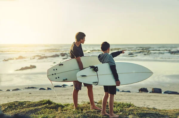 Fale Wyglądają Obiecująco Dwóch Młodych Braci Trzymających Deski Surfingowe Patrząc — Zdjęcie stockowe