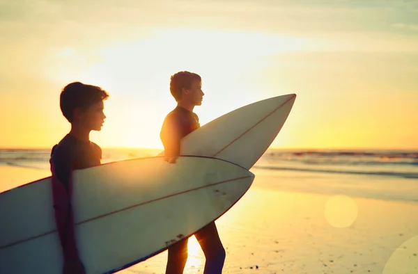 Кому Потрібна Школа Коли Можеш Серфінгувати Два Молодих Брати Тримають — стокове фото