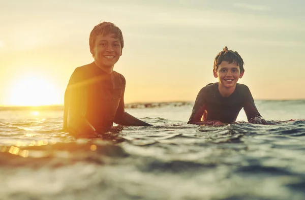 Surfea Retrato Dos Jóvenes Hermanos Sentados Sus Tablas Surf Océano —  Fotos de Stock
