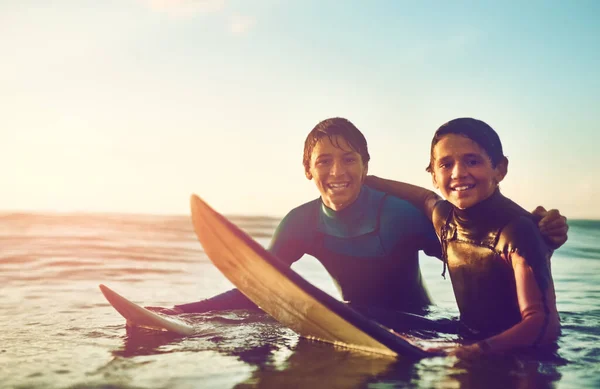 Denken Dat Surfen Het Coolste Doen Twee Jonge Jongens Uit — Stockfoto