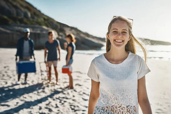 Kocham Plażę Tak Jak Moich Przyjaciół Portret Szczęśliwej Młodej Kobiety — Zdjęcie stockowe