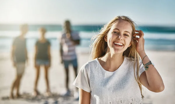 Llama Vivir Momento Retrato Una Joven Feliz Posando Playa Con — Foto de Stock
