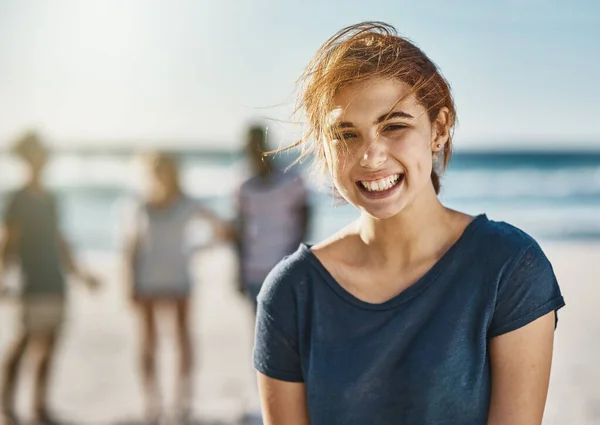Strandhår Gir Blaffen Portrett Lykkelig Ung Kvinne Som Poserer Stranden – stockfoto
