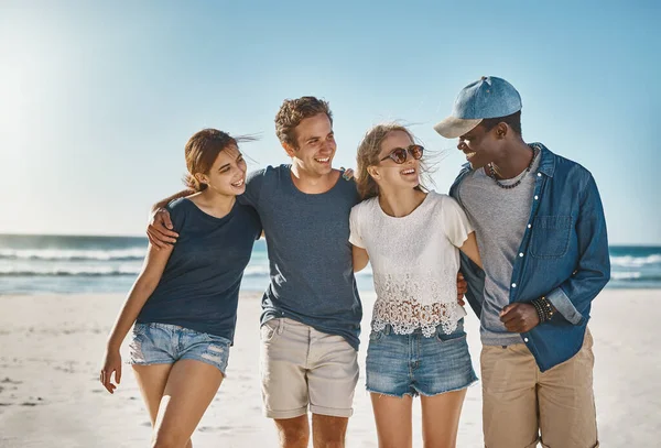 Favorite Memories Were Made Beach Group Happy Young Friends Posing — Stock Photo, Image