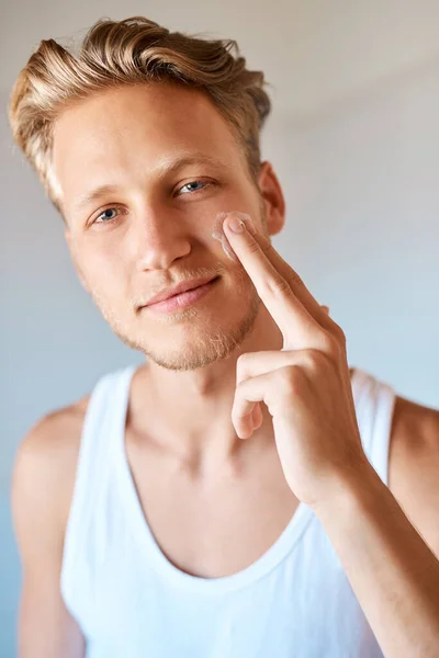 Care Skin Portrait Young Man Applying Moisturizer His Face Home — Stock Photo, Image