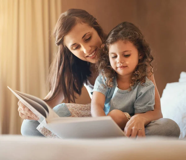 いつか城に住むことができる 幸せな母親と娘がベッドの上で本を読んで — ストック写真