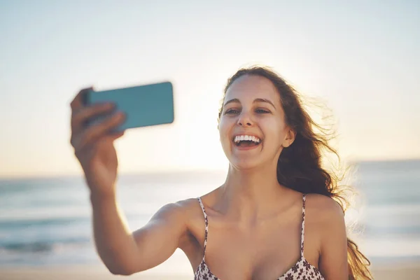 Man Muss Nur Ein Selfie Strand Machen Eine Junge Frau — Stockfoto