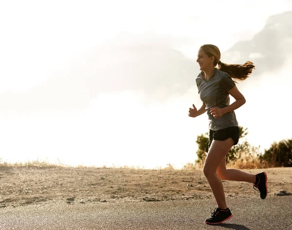 Sabah Koşusunun Tadını Çıkarıyorum Koşuya Çıkmış Genç Bir Kadın — Stok fotoğraf