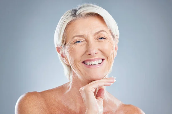 德国的美容美发 护肤和老年妇女为健康的皮肤和健康感到高兴 经过面部 肉毒杆菌或皮肤科温泉治疗后 快乐和老年人保持着她的脸 — 图库照片
