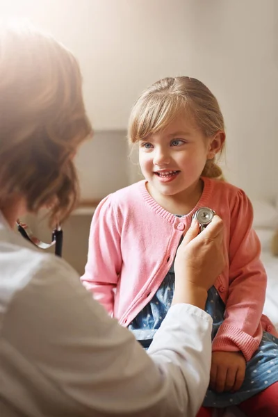 Oddychaj Mnie Lekarz Badający Małą Dziewczynkę Stetoskopem Gabinecie — Zdjęcie stockowe