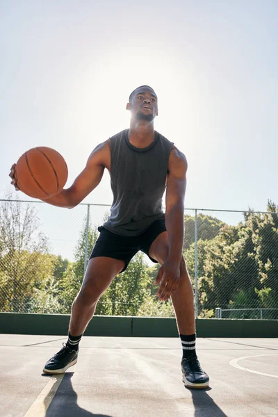 篮球运动员 运球篮球场在训练和锻炼准备比赛 运动或与球比赛 篮球或黑人男子备战 室外或夏季运动会 — 图库照片
