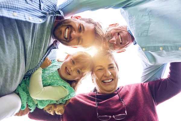 Štěstí Síle Vaší Rodiny Nízký Úhel Záběru Multigenerační Rodiny Mimo — Stock fotografie