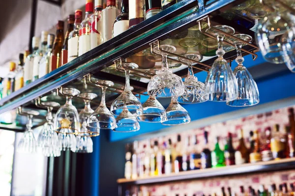 Waar Glazen Heen Gaan Een Smetteloze Bar Met Veel Flessen — Stockfoto