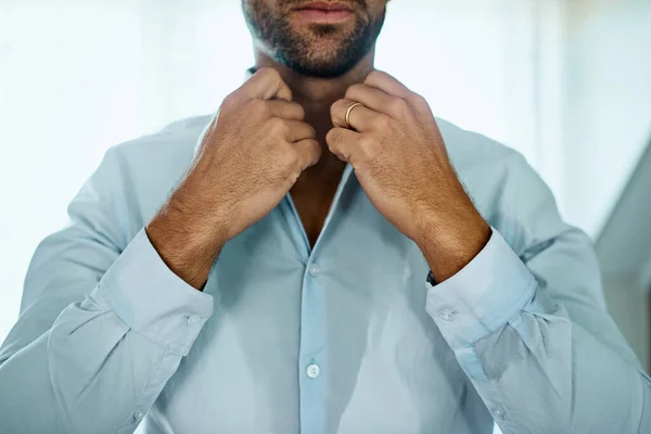 Košile Horko Potím Nerozpoznatelný Muž Který Obléká Doma — Stock fotografie