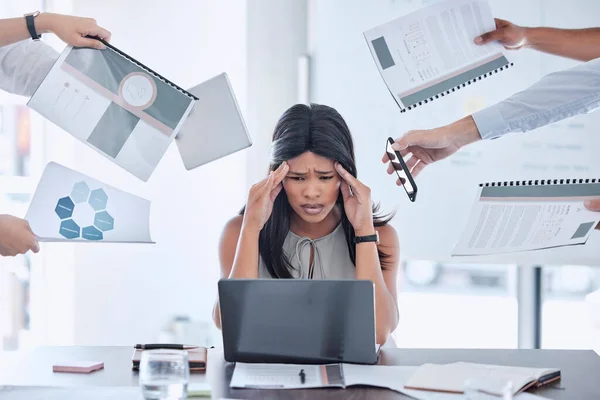 Estrés Manos Mujer Negocios Con Dolor Cabeza Por Multitarea Carga — Foto de Stock
