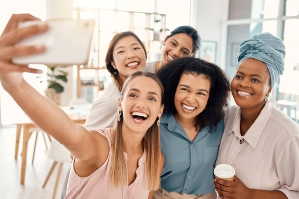 Kancelářské Různé Rasy Ženy Telefonují Selfie Veselým Úsměvem Pro Rozmanitost — Stock fotografie