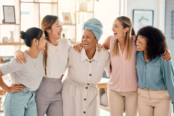 幸せなビジネス人 女性のエンパワーメントと多様性チーム コラボレーションと動機 スタートアップオフィスでの従業員の関与とサポート 笑いグループ 女性の友人やマーケティング代理店のスタッフ — ストック写真