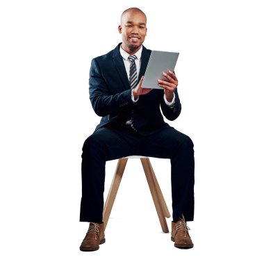 İşine tek parmakla erişiyor. Genç ve yakışıklı bir iş adamının beyaz bir arkaplanda tablet kullanırken çekilmiş bir fotoğrafı.