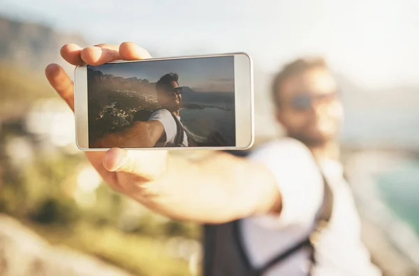 Sorrir Sol Jovem Bonito Tomando Selfies Enquanto Caminhando Nas Montanhas — Fotografia de Stock