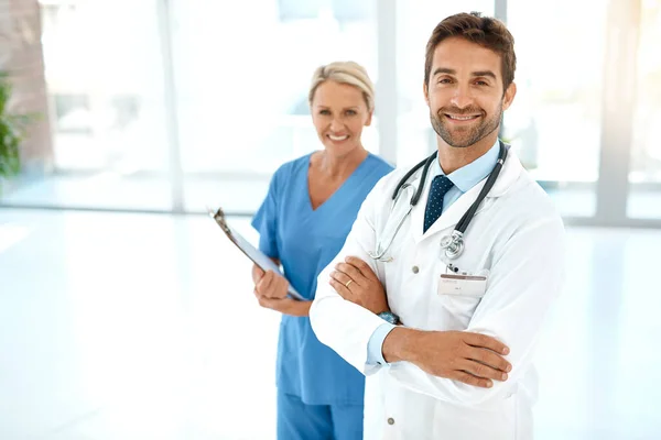 Alla Läkare Behöver Sköterska Kan Lita Beskärda Porträtt Två Glada — Stockfoto