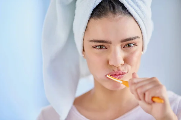 Mantenho Dentes Saudáveis Retrato Recortado Uma Bela Jovem Escovando Dentes — Fotografia de Stock