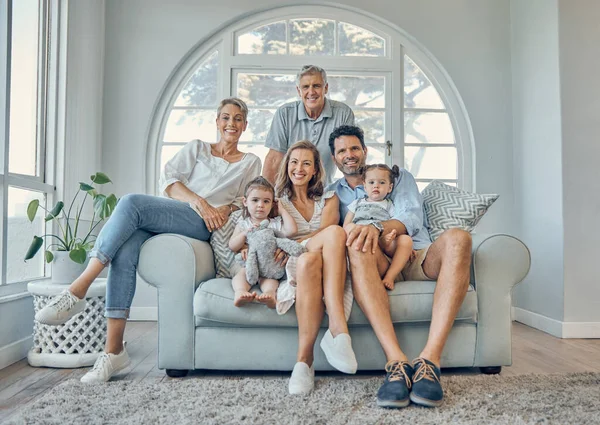 Familie Kinder Und Großeltern Bei Einem Besuch Gemeinsam Auf Einem — Stockfoto