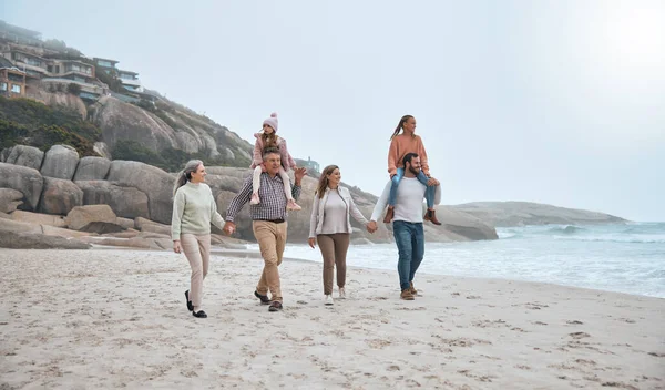 Rodzina Spacery Trzymanie Się Ręce Wakacjach Plaży Szczęśliwi Dziadkowie Rodzice — Zdjęcie stockowe
