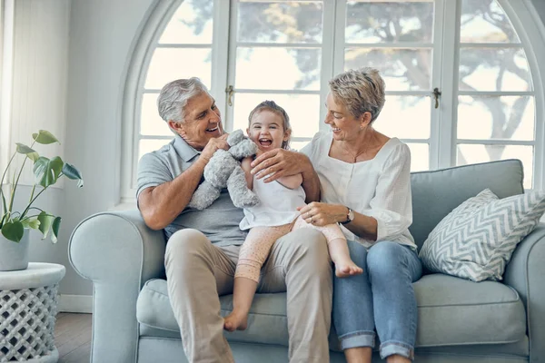 Família Feliz Avós Bebê Sofá Juntos Conversando Ligando Ajudando Com — Fotografia de Stock