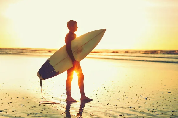 Dalgaların Çağrısını Dinliyorum Okyanusa Doğru Bakarken Sörf Tahtasını Tutan Genç — Stok fotoğraf