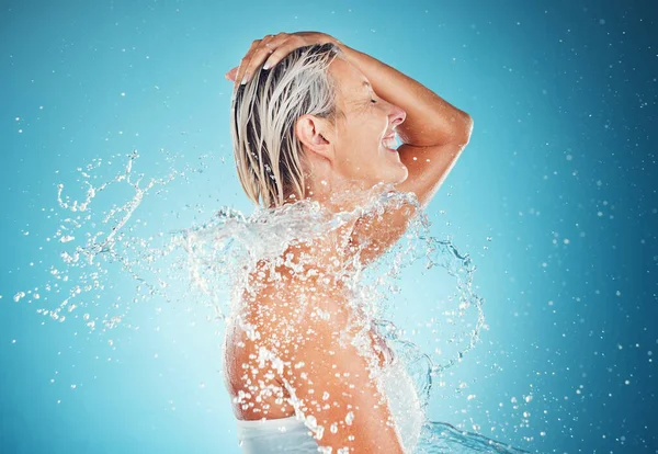 Splash Water Mature Woman Shower Skincare Cleaning Health Hygiene Wellness — Stock Photo, Image