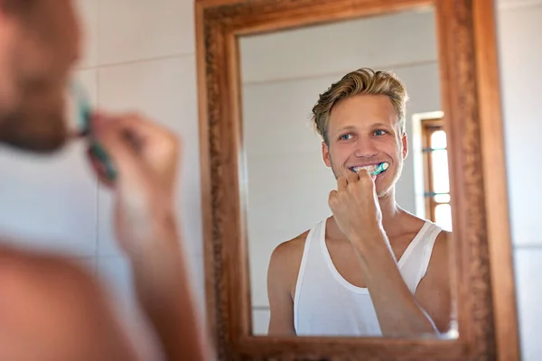 Нужны Блески Рту Молодой Человек Чистит Зубы Ванной — стоковое фото