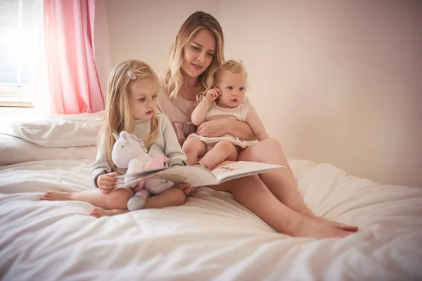 Abre Libro Abre Mente Una Familia Adorable Tres Leyendo Libro — Foto de Stock