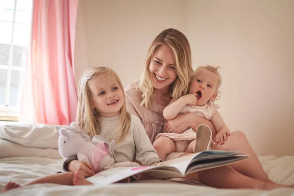 Tiempo Para Aprender Tiempo Para Enlazar Una Familia Adorable Tres — Foto de Stock
