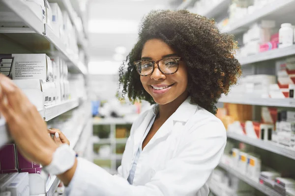 Make Sure Everything Its Place Portrait Cheerful Young Female Pharmacist — Stock Photo, Image