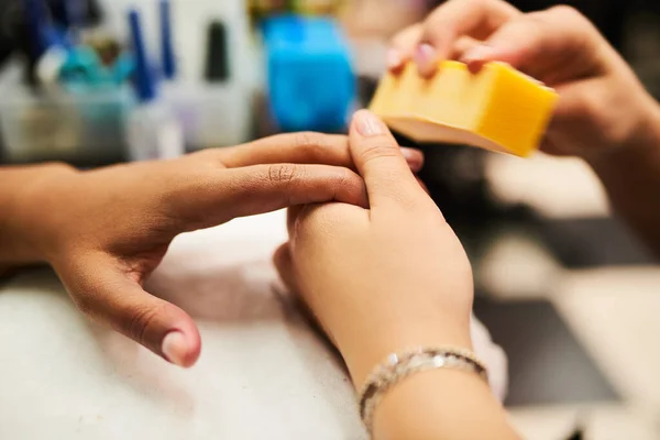 Odrobina Polerowania Wszystko Gotowe Zbliżenie Nierozpoznawalny Kosmetyczka Dając Klientowi Manicure — Zdjęcie stockowe