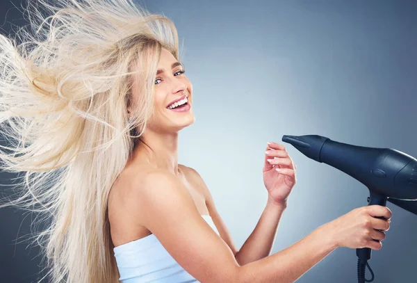 蓝底女子 吹风机 健康的金发美发沙龙风格 奢华的美发 色彩处理 洗发水和干发护理 — 图库照片