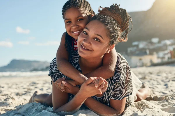 Plaża Jest Naszym Ulubionym Miejscem Portret Matki Jej Córeczki Cieszących — Zdjęcie stockowe