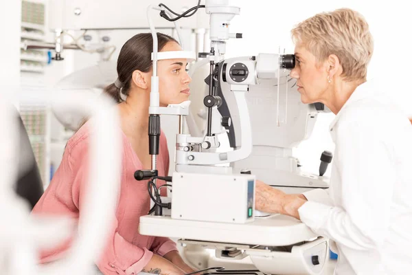 Oči Lékař Oční Vyšetření Ženy Konzultující Oftalmologa Pro Vidění Péči — Stock fotografie