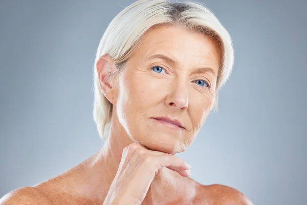 美感和皮肤护理与一位老年妇女在工作室灰色背景的抗衰老治疗 美容美发 奢华自然 有成熟女性的姿态来推广身体护理产品 — 图库照片