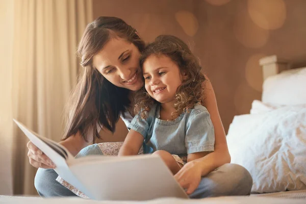 Dzieci Mają Nieskończoną Wyobraźnię Szczęśliwa Matka Córka Domu Czytające Bajki — Zdjęcie stockowe