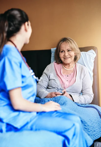 Cuidar Volta Saúde Uma Enfermeira Certificando Que Paciente Sênior Toma — Fotografia de Stock