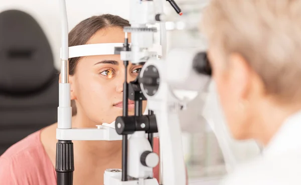 Žena Oční Čočky Test Zdravotní Péče Pro Vidění Očního Optika — Stock fotografie