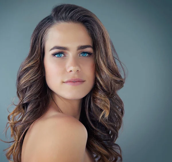 Uma Beleza Olhos Azuis Retrato Recortado Uma Bela Jovem Posando — Fotografia de Stock