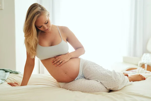 Užívej Každou Chvíli Těhotná Žena Dotýkající Břicha Zatímco Sedí Posteli — Stock fotografie