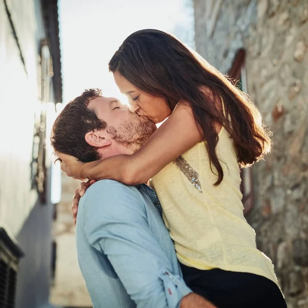 Beija Com Fogo Casal Afetuoso Beijando Fora — Fotografia de Stock