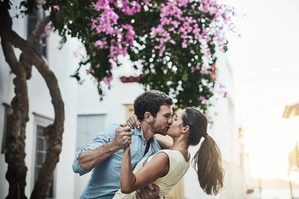 Får Mig Att Känna Mig Förälskad Ett Kärleksfullt Par Kyssas — Stockfoto