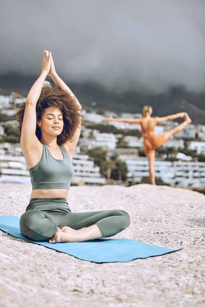 Дзен Йога Вправи Жінка Пляжі Оздоровлення Медитації Або Психічного Здоров — стокове фото