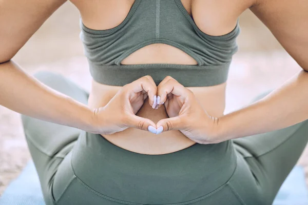 Руки Сердце Женщина Здоровья Yoga Фитнеса Психического Здоровья Парке Открытом — стоковое фото